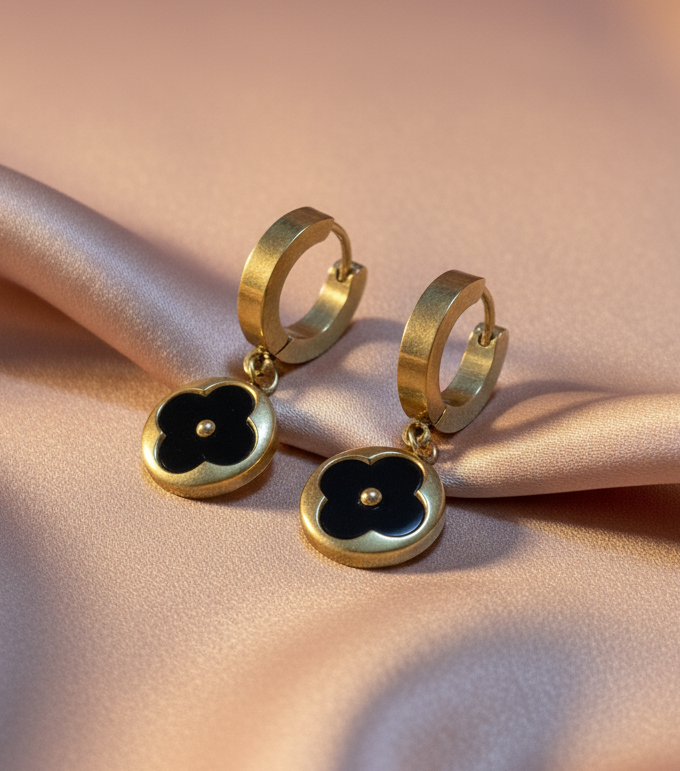 BLACK CLOVER HANGER EAR RINGS