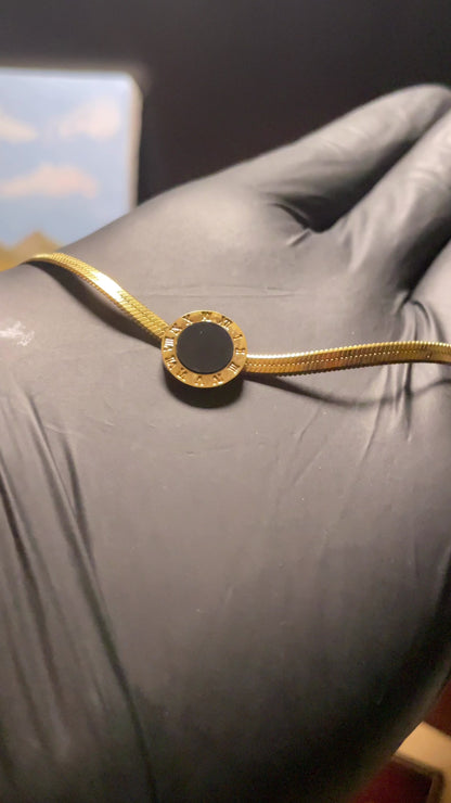 ROMAN MOMENT PENDANT