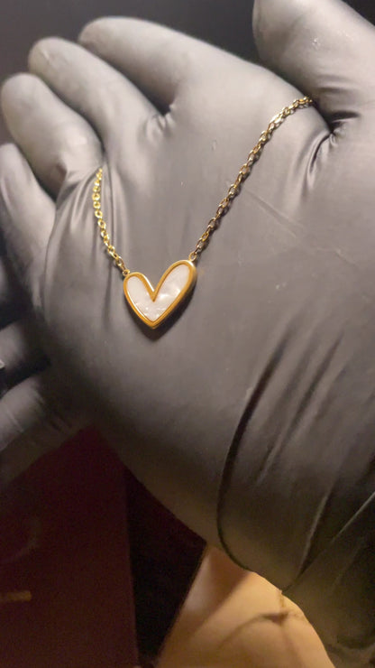 HEART ICON PENDANT WHITE