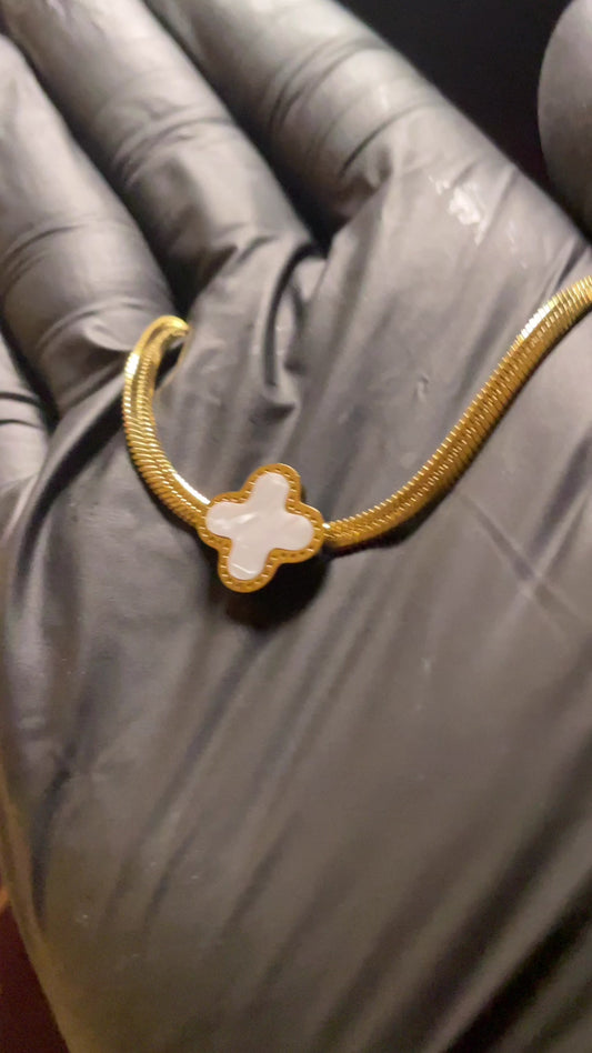 LUCKY CLOVER PENDANT WHITE
